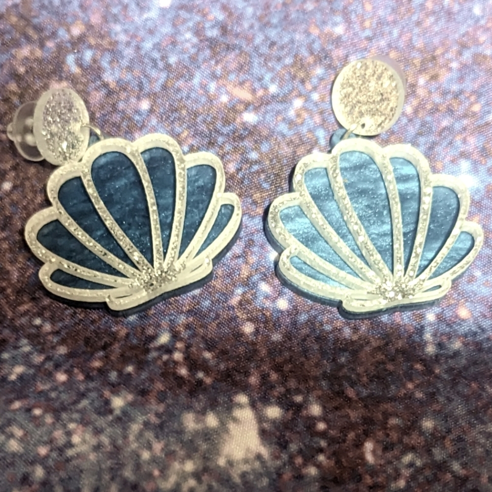 Glitter, bling seashell earrings brand new, never wore